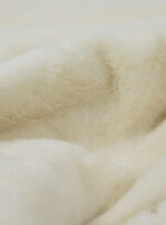 beżowa tkanina wełniana o miękkiej fakturze na neutralnym tle