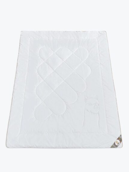 Biały ochraniacz na materac z pikowaniem i wytłoczonym wzorem na tle neutralnym
