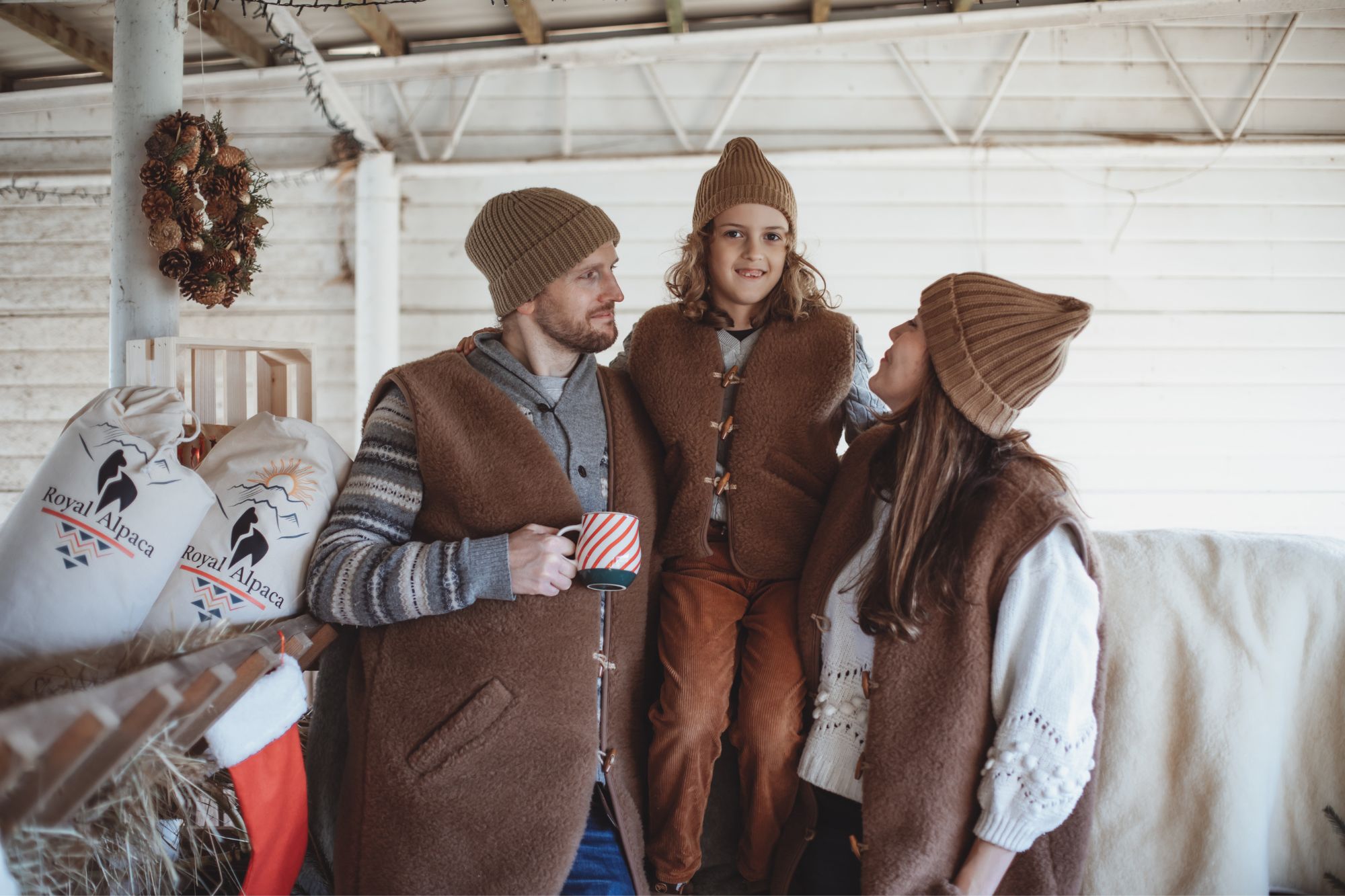 Rodzina w brązowych kamizelkach wełnianych w stajni