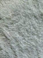 szary materiał wełniany o miękkiej strukturze na neutralnym tle